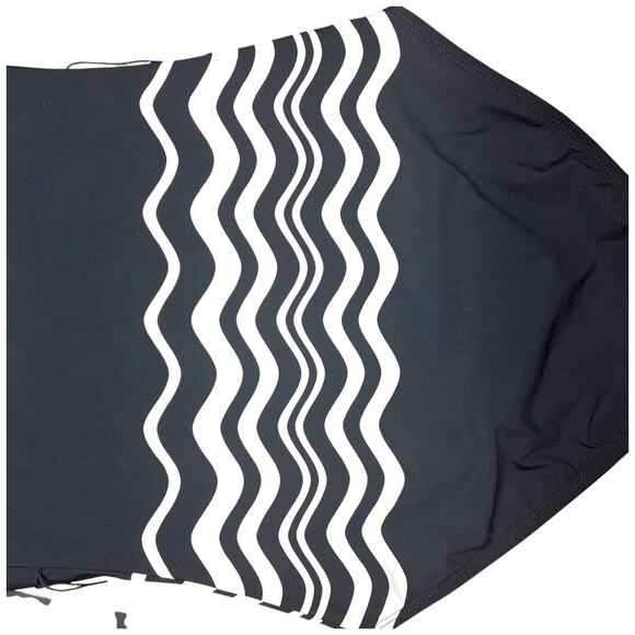 LA BLANCA One Piece Swimwear Women's Size 10 Black White Wave Design Belted - Picture 8 of 12